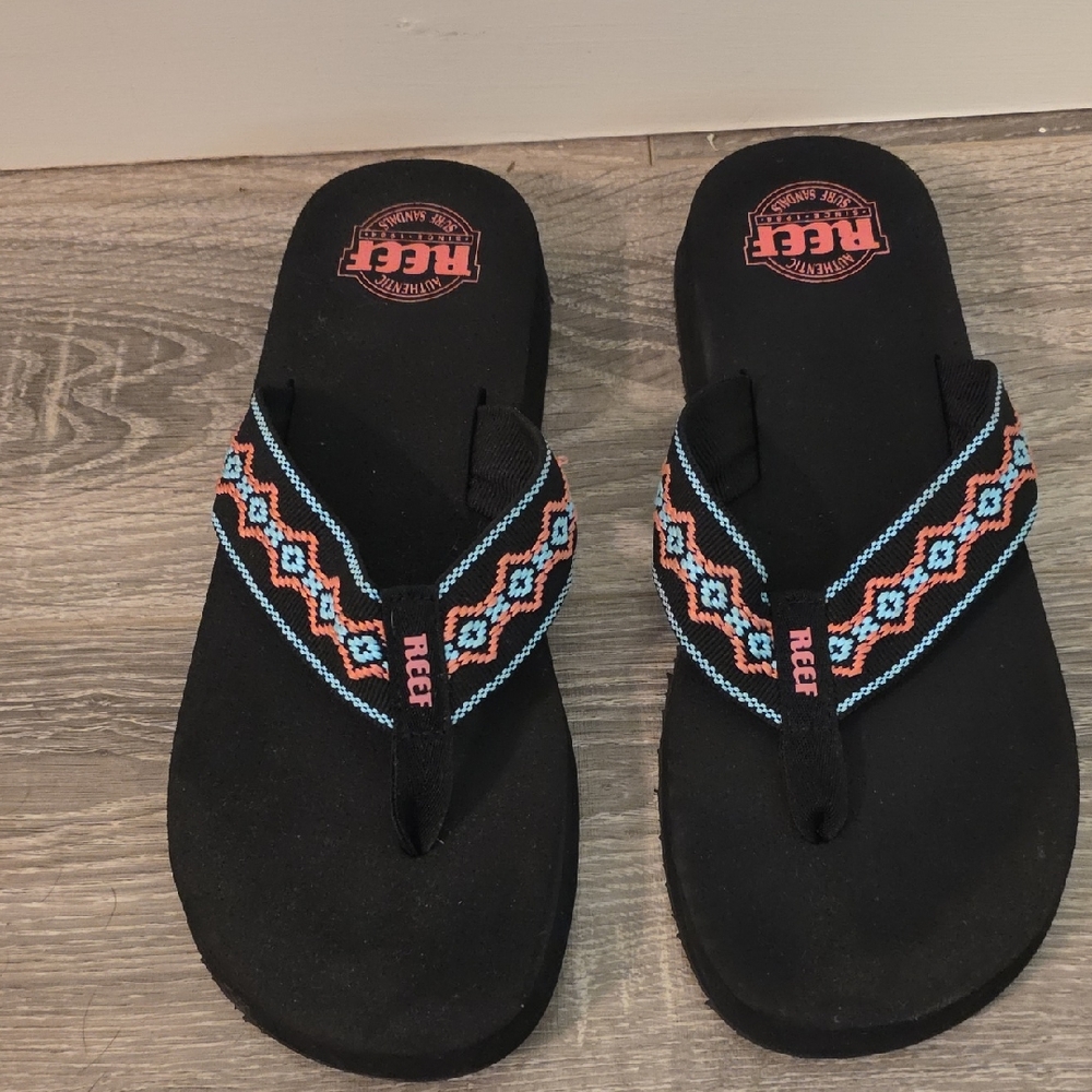 Reef Black Sandals with Geometric Strap - Never Worn